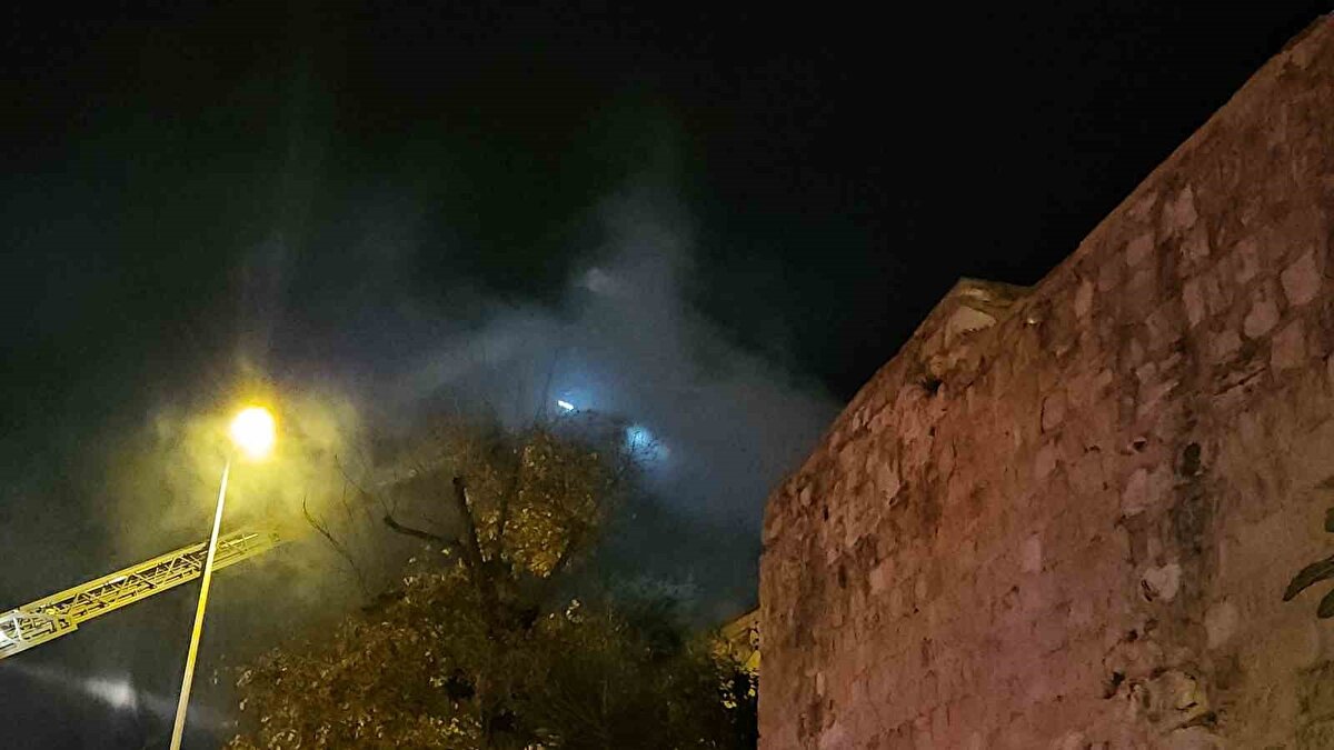 Yangın, gece yarısı Fatih Küçük Ayasofya Mahallesi Hünkar Peşrevi Sokak’ta bulunan 2 katlı metruk binada meydana geldi. 