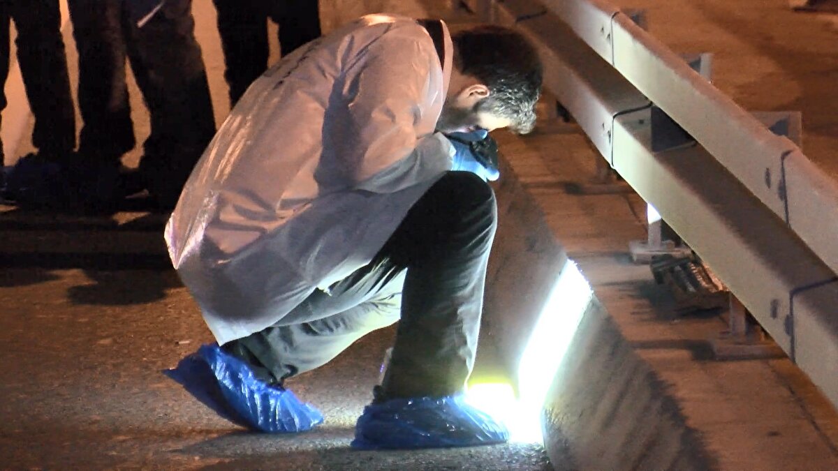 Polis ekipleri şüpheliyi durdurmak için havaya uyarı ateşi açtı, ancak otomobil durmayarak kaçtı. Uzun bir süre polis ekiplerinin takip ettiği otomobil, tekrar Kennedy Caddesi'ni kullanarak ilerlerken, kaza yaptı.