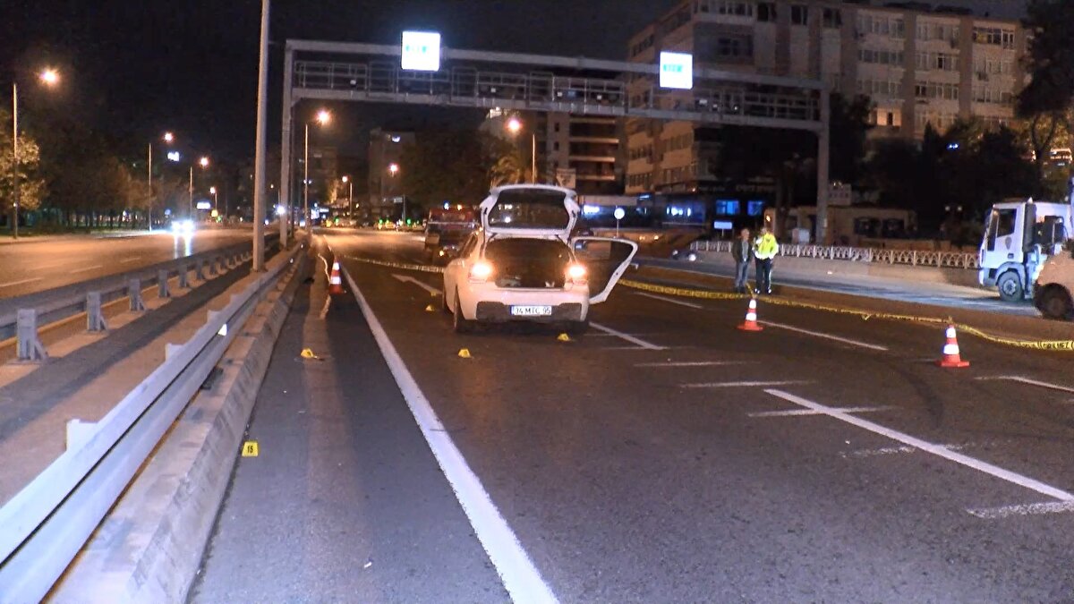 Polis ekipleri kaçan otomobili takibe aldı. Bir süre polis ekiplerinin takip ettiği otomobil, polis araçlarına çarparak yoluna devam etti. 