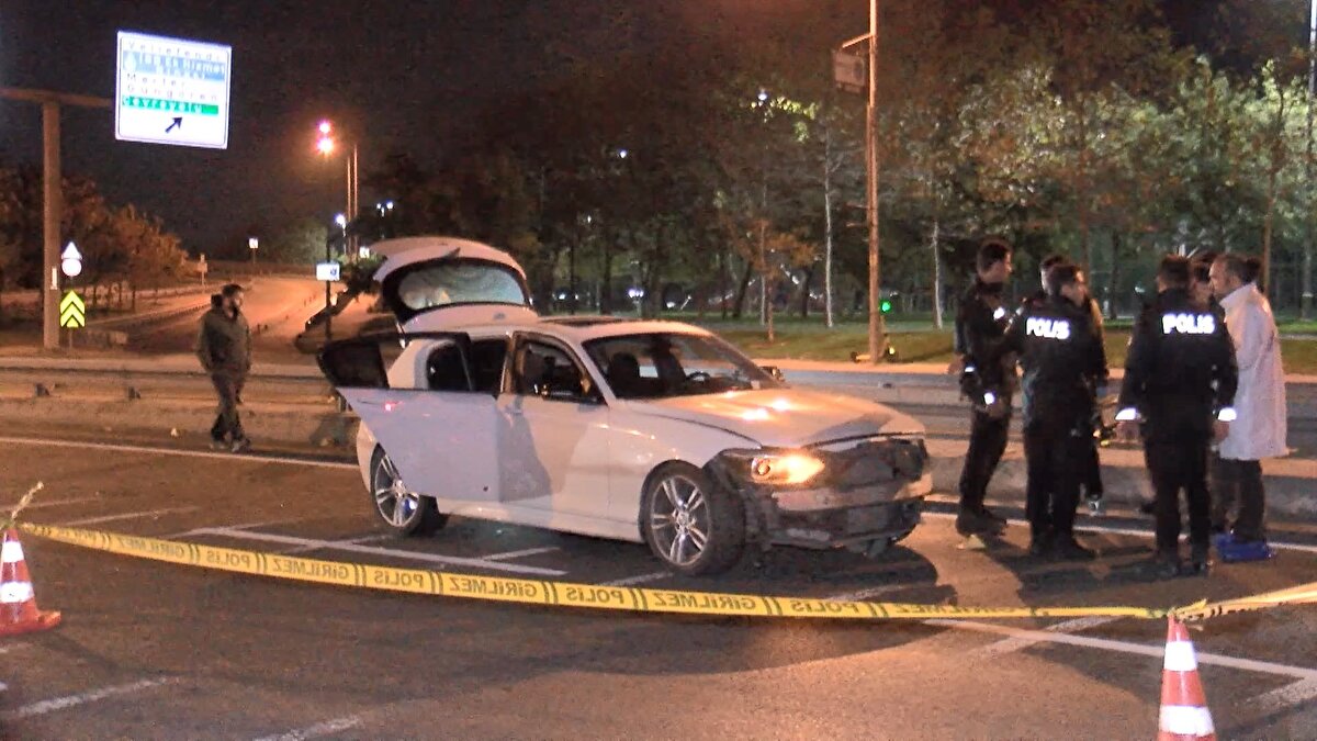 Polis ekipleri, şüpheliyi kıskıvrak yakaladı. Olay yerine gelen sağlık ekipleri kaza sonrası yaralanan şüpheliye ilk müdahaleyi yaparak hastaneye kaldırdı.