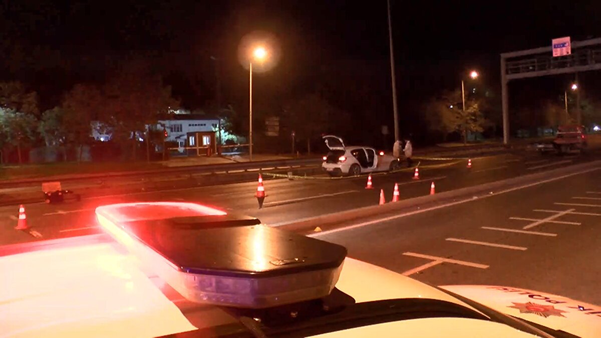 Olay, Bakırköy'de saat 01.30 sıralarında meydana geldi. Edinilen bilgiye göre, Kennedy Caddesi'nde devriye görevi yapan polis ekipleri, şüphelendikleri 34 MTC 95 plakalı otomobilin sürücüsüne 'dur' ihtarında bulundu. Otomobili kullanan sürücü ise durmayarak kaçtı. 