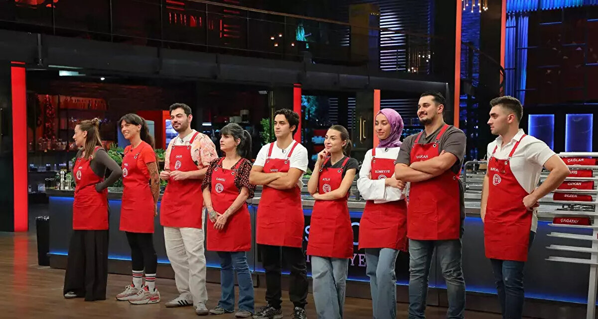 TV8 ekranlarının fenomen yarışma programı MasterChef Türkiye'de nefes kesen bir dokunulmazlık mücadelesi daha geride kaldı. 13 Ekim 2025 Pazartesi akşamı yayınlanan son bölümde, Furkan ve Muratcan kaptanlığındaki Mavi ve Kırmızı takımlar, haftanın ilk dokunulmazlık oyununu kazanmak için kıyasıya yarıştı. Gecenin sonunda kaybeden takımdan iki isim, eleme potasına girmekten kurtulamadı. Peki, MasterChef'te dokunulmazlığı hangi takım kazandı? Haftanın ilk eleme adayları kimler oldu?