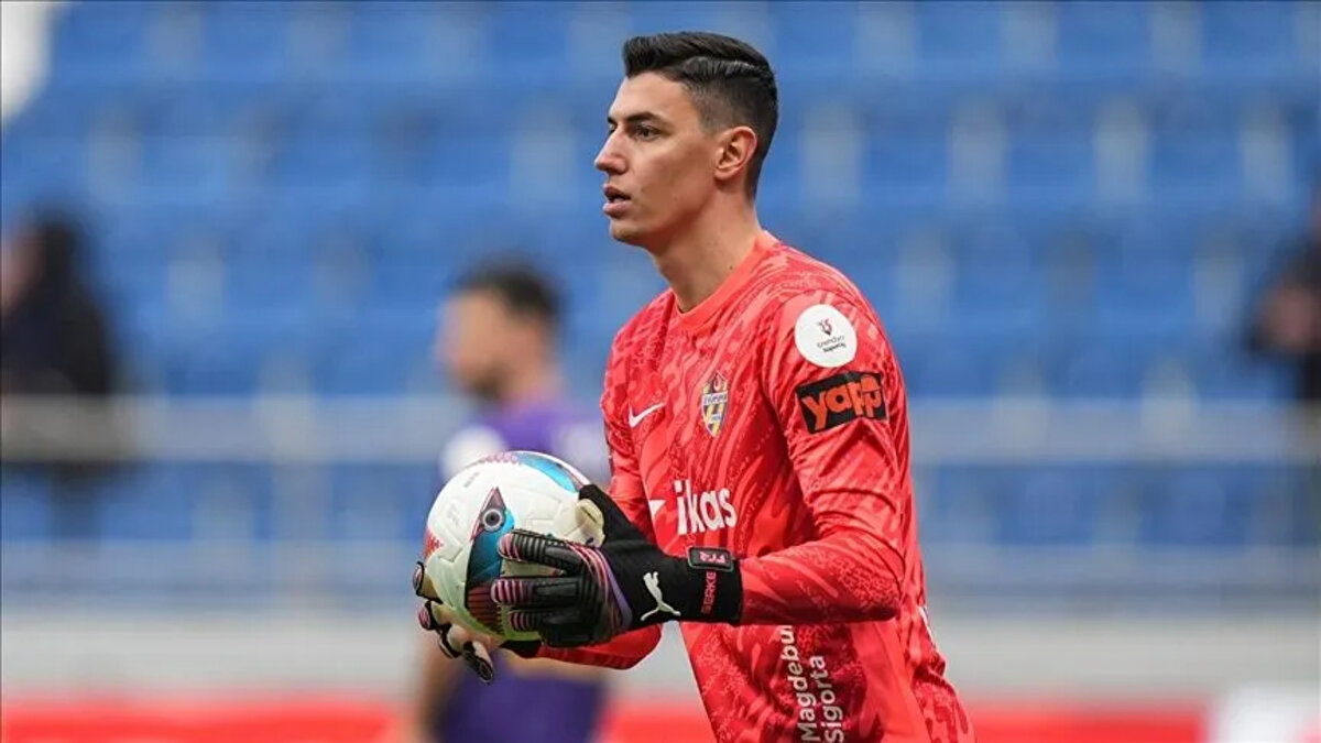 TFF, BERKE ÖZER'E CEZA VERMEYECEK<br><br> <br><br>Türkiye Gazetesi'ne göre TFF, Berke Özer için herhangi bir yaptırım uygulamayacak. Federasyon yönetiminin milli kaleciyi kazanmak adına böyle bir karar aldığı ifade edildi.