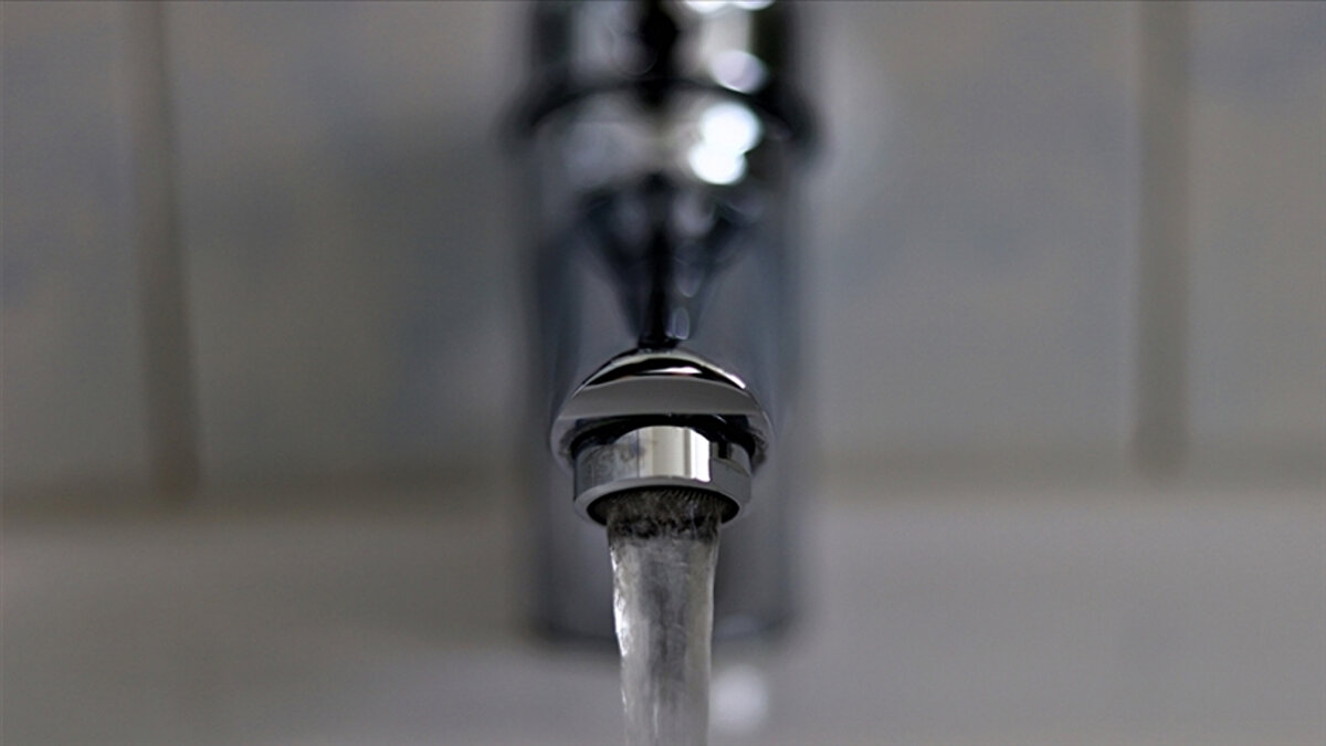 YENİMAHALLE SU KESİNTİSİ<br>Etkilenen Bölgeler: Susuz Mahallesi, 2. İnönü Caddesi, Akıncılar Caddesi, Sancak Caddesi ve Hisar Caddesi.<br><br>Arıza Nedeni: Susuz Mahallesi 2. İnönü Caddesi'ndeki içme suyu şebeke hattında meydana gelen arıza.<br><br>Son Durum: Ekiplerin müdahalesiyle arızanın 13 Ekim Pazartesi saat 16:00'da giderildiği ve suların normale döndüğü belirtilmiştir.