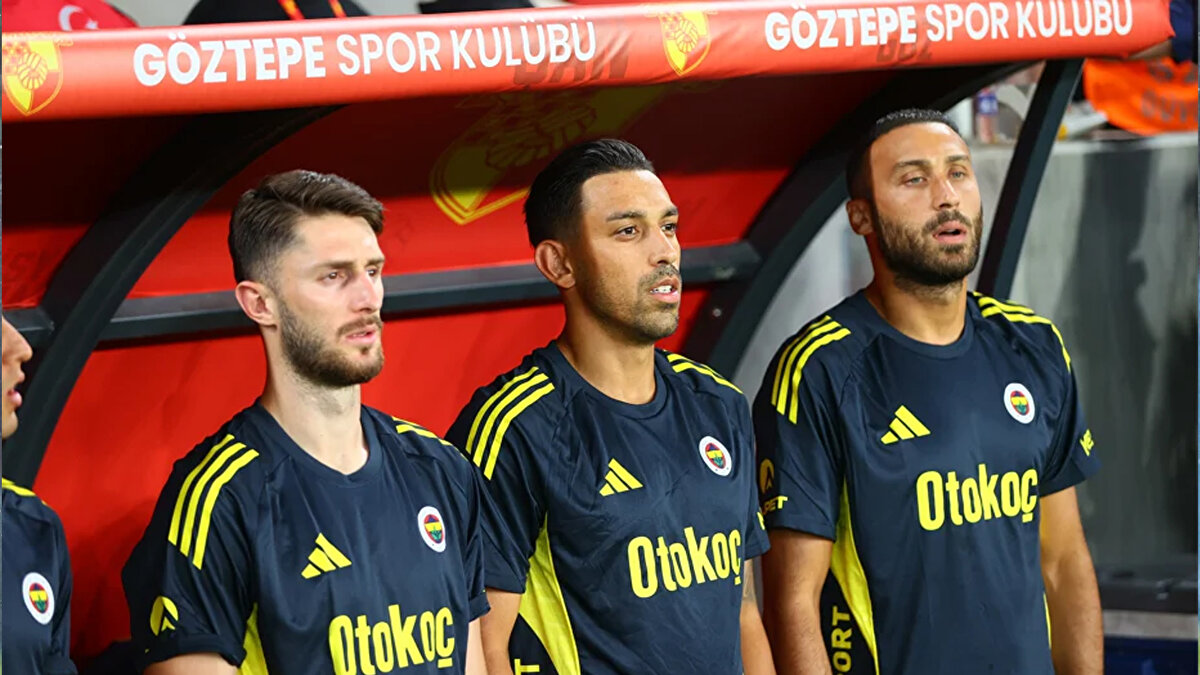 CENK VE İRFAN CAN KADRO DIŞI KALDI<br><br>Fenerbahçe, Samsunspor maçından sonra İrfan Can Kahveci ve Cenk Tosun'un kadro dışı bırakıldığını açıkladı.