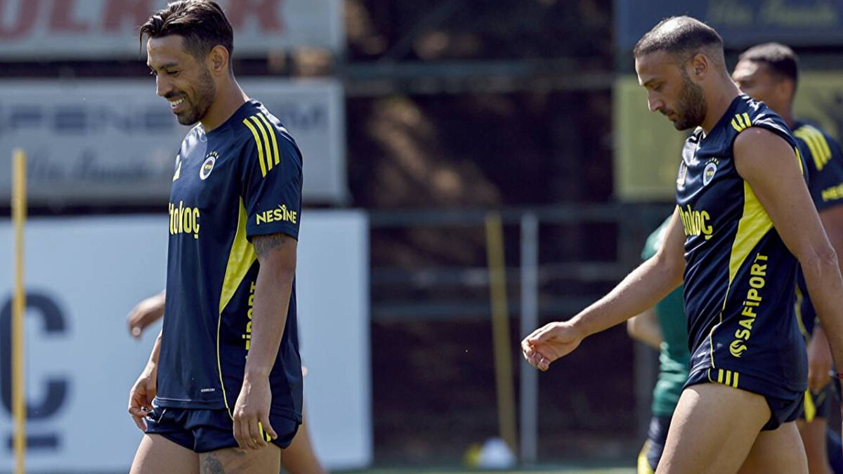 "SİNİRDEN YELEĞİ YERE FIRLATTIM"<br><br>Cenk Tosun: "Takıma katkı sağlamak istedim. Oyuncu değişiklik hakkı tamamlanınca bir anlık sinirle yeleğimi fırlattım. Oynamayan futbolcu mutsuz olur. Bu, benim oynama hırsımı gösterir"