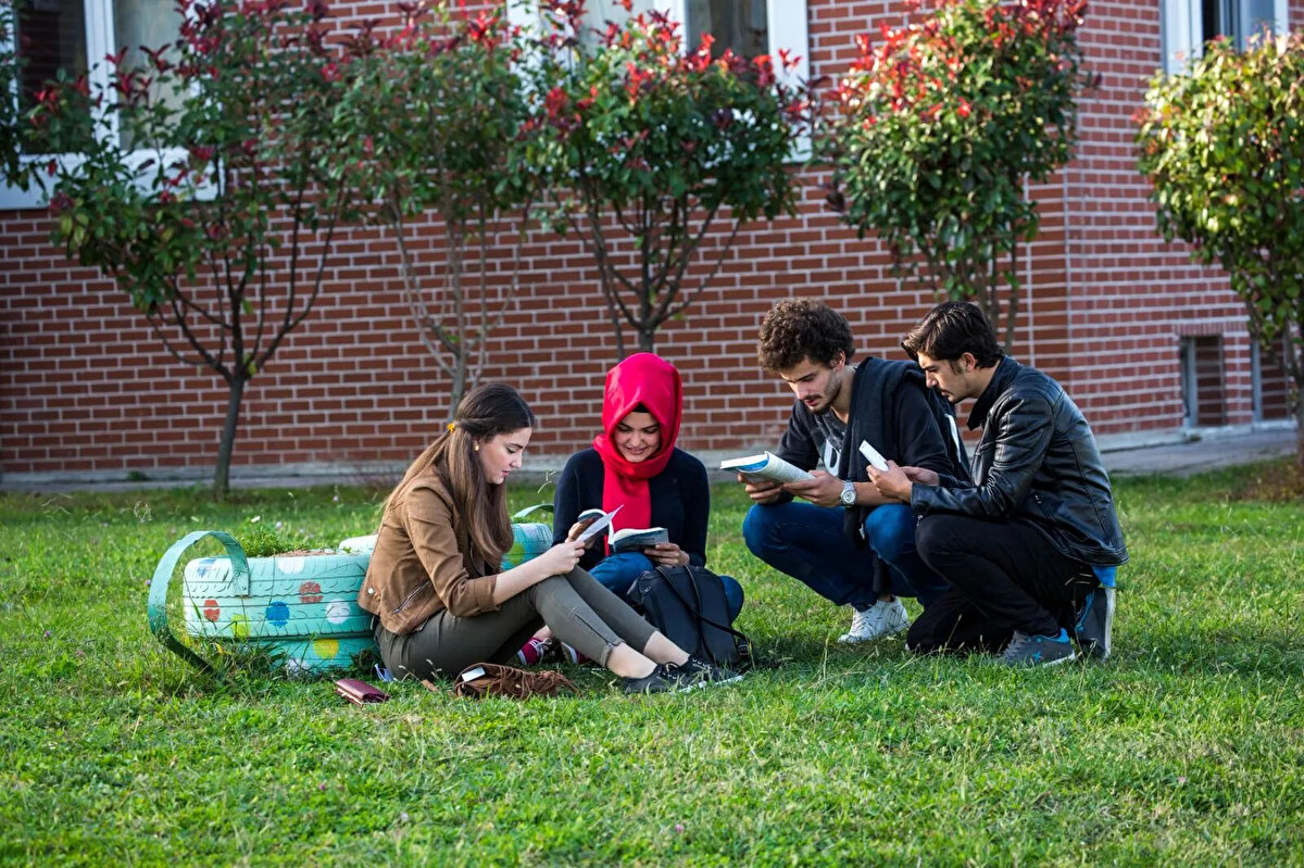 İBB BURS BAŞVURUSU İÇİN İSTENEN BELGELER<br>Sabıka kaydı<br>Öğrenci belgesi<br>Öğrencinin not durumunu gösteren transkript<br>Bursluluk belgesi<br>Öğrenci Bekar ise Ailenin maddi durumunu gösteren belgeler (Gelir belgesi, Maaş bordrosu vb.)<br>Öğrenci Evli ise öğrencinin kendi ve eşinin maddi durumunu gösteren belgeler (Gelir belgesi, Maaş bordrosu vb.)<br>Varsa kendisinin ya da aile bireylerinin engelli raporu fotokopisi<br>Varsa Okuyan kardeşlerin öğrenci belgesi (öğrenimine devam eden kardeşler dikkate alınacaktır. Açık öğretimde okuyan kardeşler değerlendirmeye alınmaz.)<br>Tüm süreç Kişisel Verilerin Korunması Kanunu’na (KVKK) uygun olarak yürütülecektir.<br><br>