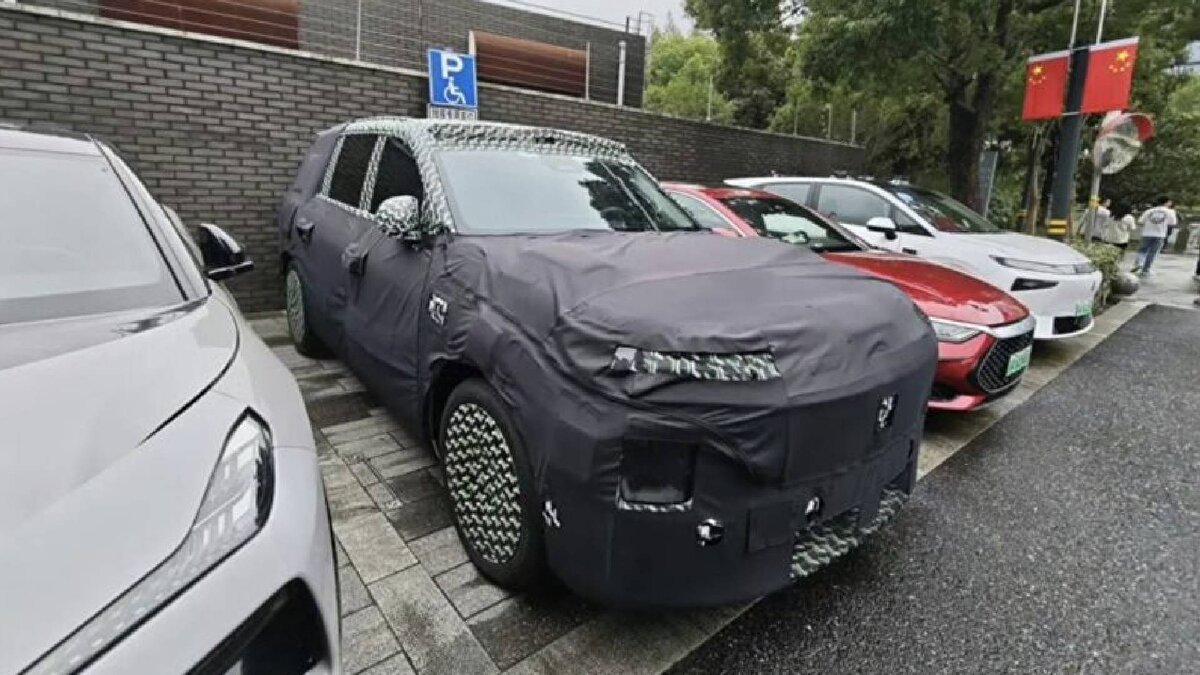 Xiaomi YU9 nasıl olacak?<br><br>Aracın tasarım hatlarına ilişkin henüz ortaya çıkan bir detay olmasa da 1.8 metreden daha yüksek, 5.2 metreden daha uzun olacak.