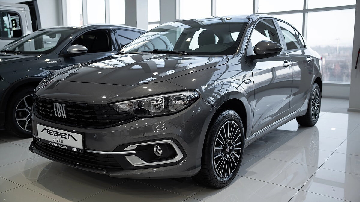 Fiat Egea Sedan Üretilmeyecek mi? İşte Resmi Açıklama<br><br>Evet, Türkiye'nin otomobil pazarında adeta bir fenomen haline gelen Fiat Egea Sedan modelinin üretimi sona erecek. Bu kritik bilgi, bizzat Tofaş CEO'su Cengiz Elordu tarafından, gazeteci Emre Özpeynirci'nin CNBC-e'deki programında kamuoyu ile paylaşıldı. Elordu, yaptığı net açıklamada Egea Sedan'ın üretim bandından en geç 2026 yılının Haziran ayında ineceğini belirtti. Bu açıklama ile birlikte, 2015 yılından beri devam eden bir dönem resmen kapanmış olacak.