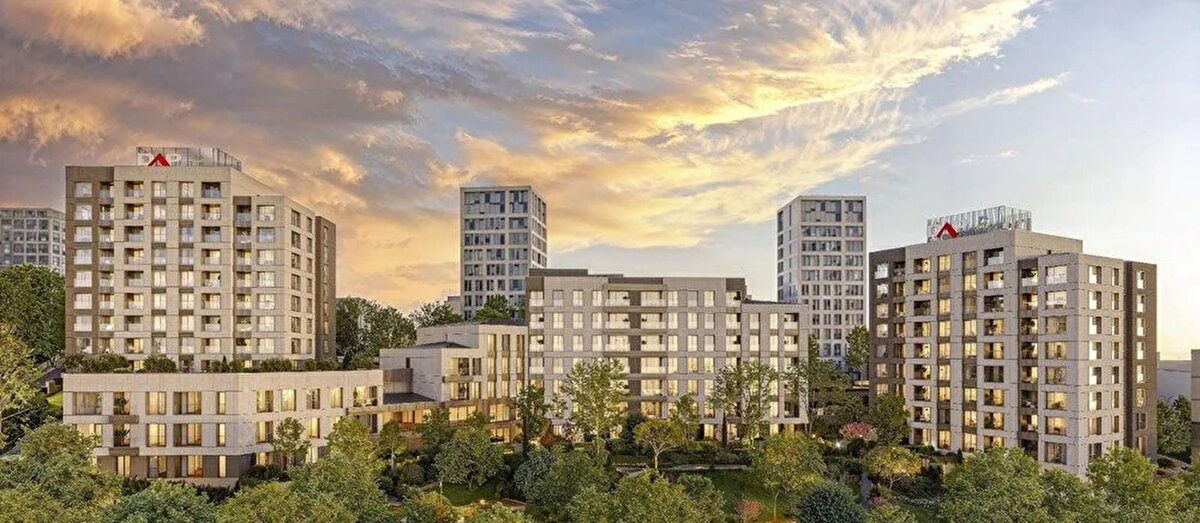 Emlak Konut Yeni Yuvam Modeli Nedir?<br><br>"Yeni Yuvam Modeli", Emlak Konut tarafından geliştirilen yenilikçi bir finansman yöntemidir. Bu model, alıcılara faiz, peşinat ve ara ödeme olmaksızın, 60 aya varan taksitlerle ev sahibi olma avantajı sunar. Klasik banka kredilerinden ve diğer tasarruf finansman sistemlerinden farklı olarak, bu modelde ödemeler tamamen anapara üzerinden taksitlendirilir ve çekiliş, kura veya uzun bekleme süreleri bulunmaz. Güvencesini Emlak Konut'un köklü tecrübesi ve kamu bankası olan Emlak Katılım'dan alan sistem, güvenli ve erişilebilir bir konut finansmanı vaat ediyor.