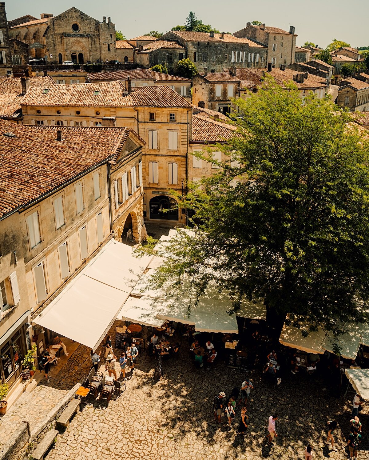 Zamanın adeta normalden yavaş aktığı Saint-Emilion, her bir ziyaretçisine her anın tadının çıkarılabileceği bir deneyim sunuyor.