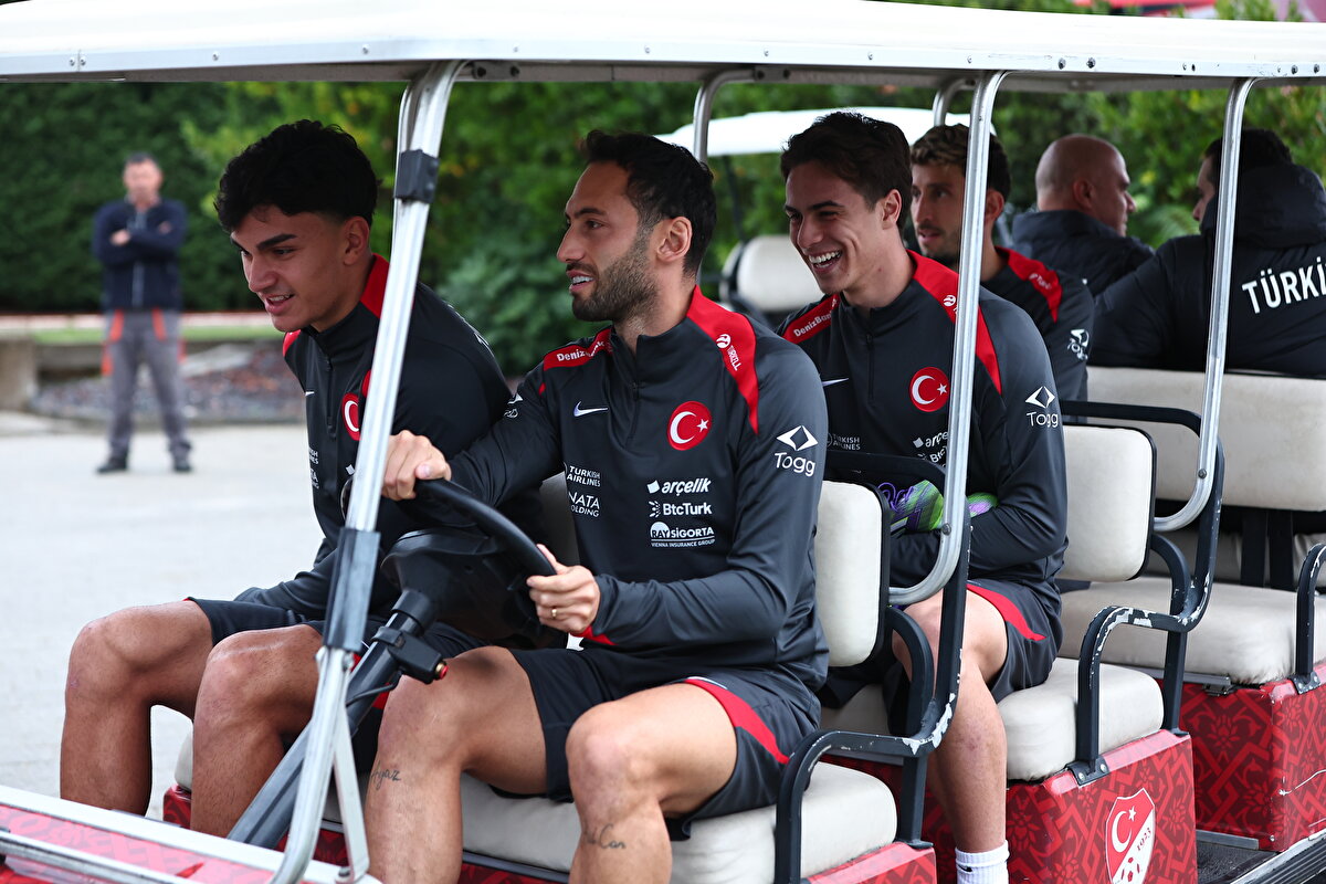 Millilerimizin 6-1 mağlup ettikleri Bulgaristan maçı sonrası moraller yerinde. Yoluna kayıpsız devam etmek isteyen A Milli Takım, bu kritik mücadelede galip gelerek play-off biletini cebine koymayı hedefliyor. Türkiye E Grubu'nda 4. maçlar öncesinde 6 puanla 2. sırada yer alırken, bu akşamki rakibimiz Gürcistan 3 puanla 3. sırada yer alıyor. İspanya 9 puanla lider olurken, bu akşam İspanya ile karşılaşacak olan Bulgaristan puansız son sırada bulunuyor. Türkiye, Gürcistan ile 8. kez karşı karşıya gelecek ve hem puan olarak hem de ev sahibi olarak avantajlı konumda yer alıyor. Peki, Türkiye-Gürcistan maçı ne zaman, saat kaçta, hangi kanalda? İşte Türkiye Gürcistan maçı muhtemel 11'ler.