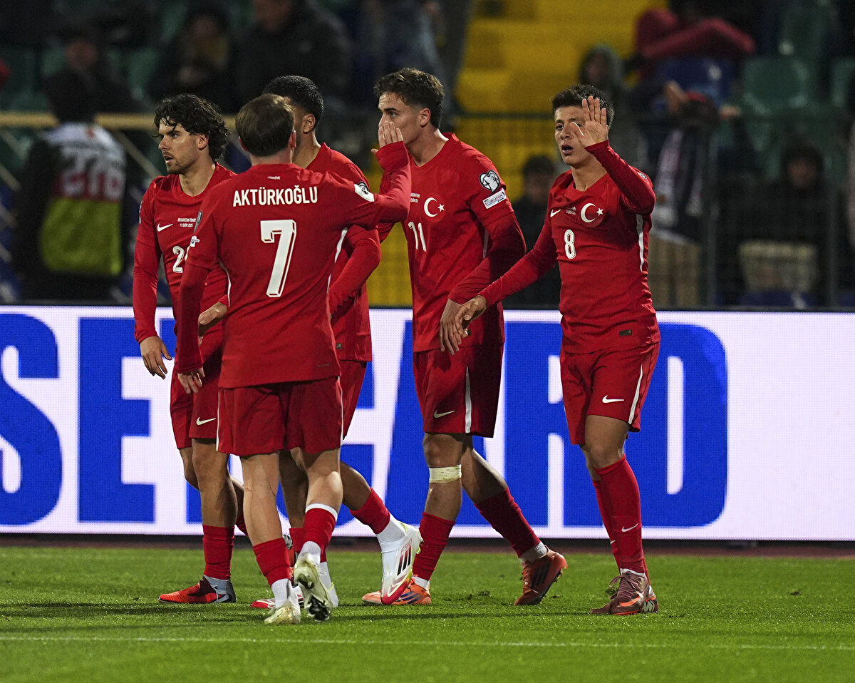 Milli Takım'ın Aday Kadrosu<br>A Milli Takım'ın Gürcistan maçı aday kadrosunda şu futbolcular bulunuyor:<br><br>Kaleci: Altay Bayındır (Manchester United), Mert Günok (Beşiktaş), Uğurcan Çakır (Galatasaray), Muhammed Şengezer (RAMS Başakşehir)<br><br>Defans: Abdülkerim Bardakcı, Eren Elmalı (Galatasaray), Çağlar Söyüncü, Mert Müldür (Fenerbahçe), Ferdi Kadıoğlu (Brighton), Merih Demiral (Al-Ahli), Samet Akaydin (Çaykur Rizespor), Yusuf Akçiçek (Al-Hilal), Zeki Çelik (Roma)<br><br>Orta saha: Atakan Karazor (Stuttgart), Hakan Çalhanoğlu (Inter), İsmail Yüksek (Fenerbahçe), Orkun Kökçü (Beşiktaş), Salih Özcan (Borussia Dortmund)<br><br>Forvet: Arda Güler (Real Madrid), Barış Alper Yılmaz, Yunus Akgün (Galatasaray), Can Uzun (Eintracht Frankfurt), Deniz Gül (Porto), Kerem Aktürkoğlu, Oğuz Aydın (Fenerbahçe), Kenan Yıldız (Juventus)