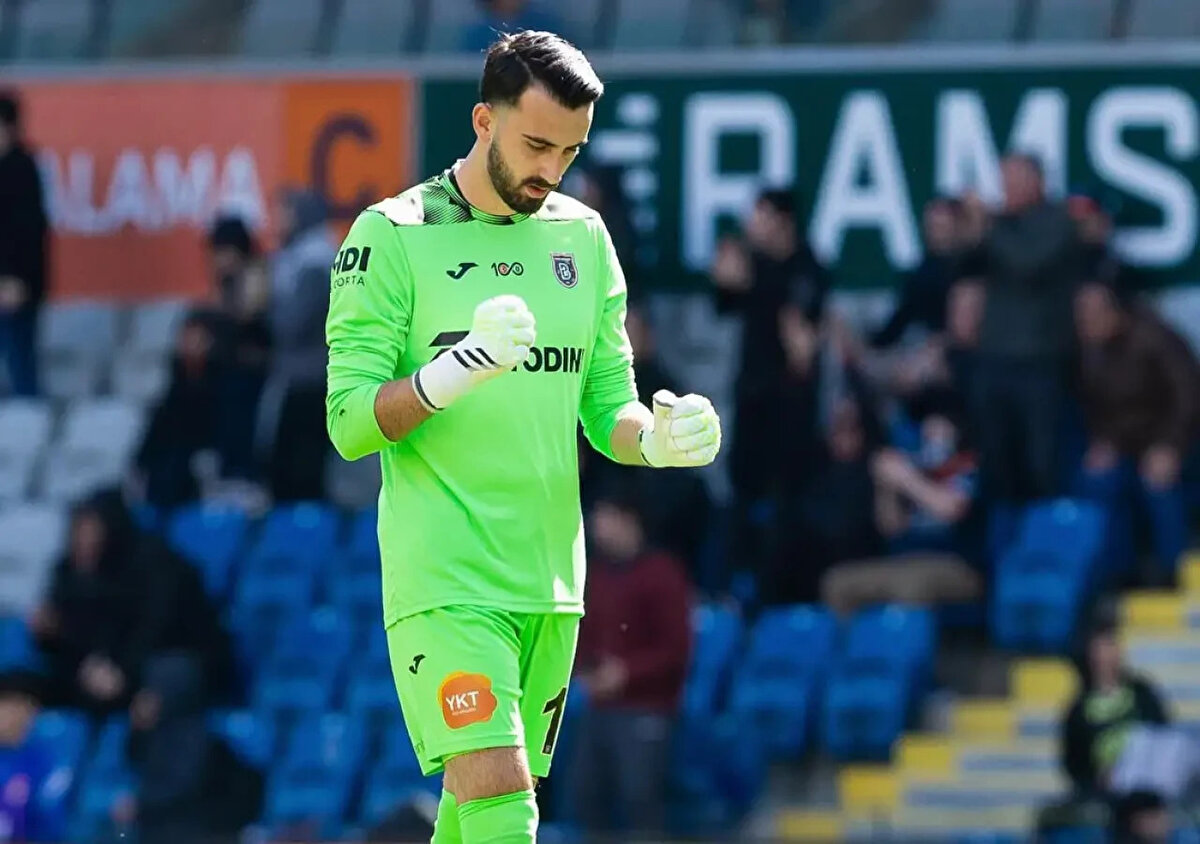 MUHAMMED ŞENGEZER ADAY KADRODA<br>Türkiye Futbol Federasyonu (TFF), A Milli Takım aday kadrosunda yer alan kaleci Berke Özer'in milli takım kampından izinsiz olarak ayrıldığını duyurdu.<br><br>Bu gelişme üzerine Berke'nin yerine RAMS Başakşehir'den Muhammed Şengezer'in aday kadroya dahil edildiği açıklandı.