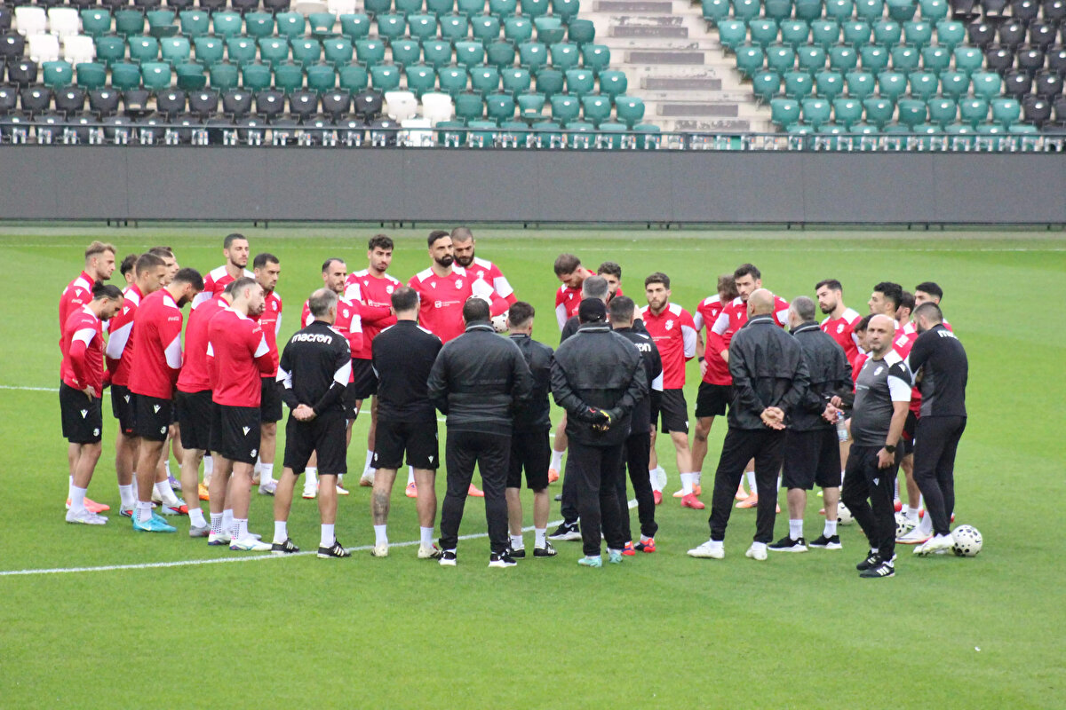 Gürcistan'ın Aday Kadrosu<br>Teknik direktör Willy Sagnol tarafından belirlenen Gürcistan'ın 25 kişilik aday kadrosunda şu futbolcular yer alıyor:<br><br>Kaleci: Giorgi Mamardashvili (Liverpool), Luka Gugeshashvili (PAOK), Davit Kereselidze (Dila Gori)<br><br>Defans: Guram Kashia (Slovan Bratislava), Otar Kakabadze (Cracovia), Lasha Dvali (CSKA 1948), Irakli Azarov (Shakhtar Donetsk), Luka Lochoshvili (Nürnberg), Giorgi Gocholeishvili (Hamburger), Saba Goglichidze (Udinese), Iva Gelashvili (Panserraikos)<br><br>Orta SahaForvet: Otar Kiteishvili (Sturm Graz), Giorgi Kochorashvili (Sporting), Anzor Mekvabishvili (Craiova), Nika Gagnidze (Kolos Kovalivka), Vladimer Mamuchashvili (Torpedo Kutaisi), Nodar Lominadze (Estoril Praia), Giorgi Tsitaishvili (Metz), Zuriko Davitashvili (Saint-Etienne), Saba Lobzhanidze (Atlanta United), Khvicha Kvaratskhelia (Paris Saint-Germain), Budu Zivzivadze (Heidenheim), Giorgi Kvernadze (Frosinone), Giorgi Guliashvili (Sarajevo), Giorgi Mikautadze (Villarreal)<br>