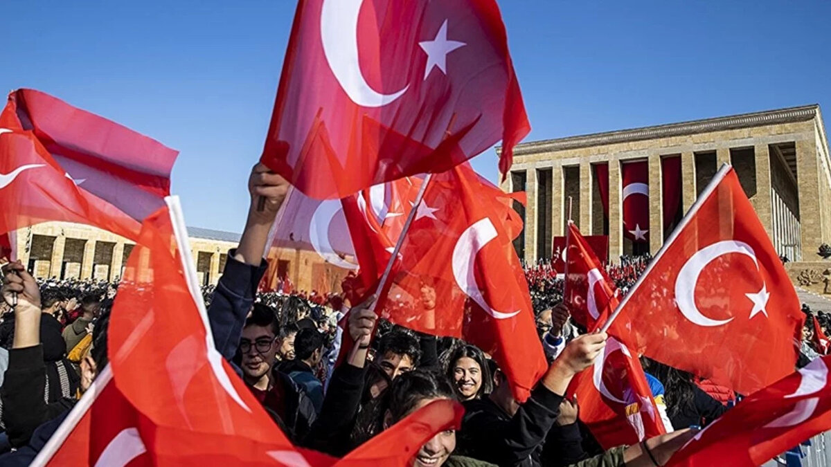 29 Ekim 2025 Tam Gün Resmi Tatil mi, Hangi Güne Denk Geliyor?<br><br>Cumhuriyet'in ilan edildiği gün olan 29 Ekim, tam gün resmi tatildir. 2025 yılında 29 Ekim, Çarşamba gününe denk gelmektedir. Bu özel günde Türkiye genelindeki tüm kamu kurumları, belediyeler, bankalar, noterler, okullar ve üniversiteler kapalı olacaktır.