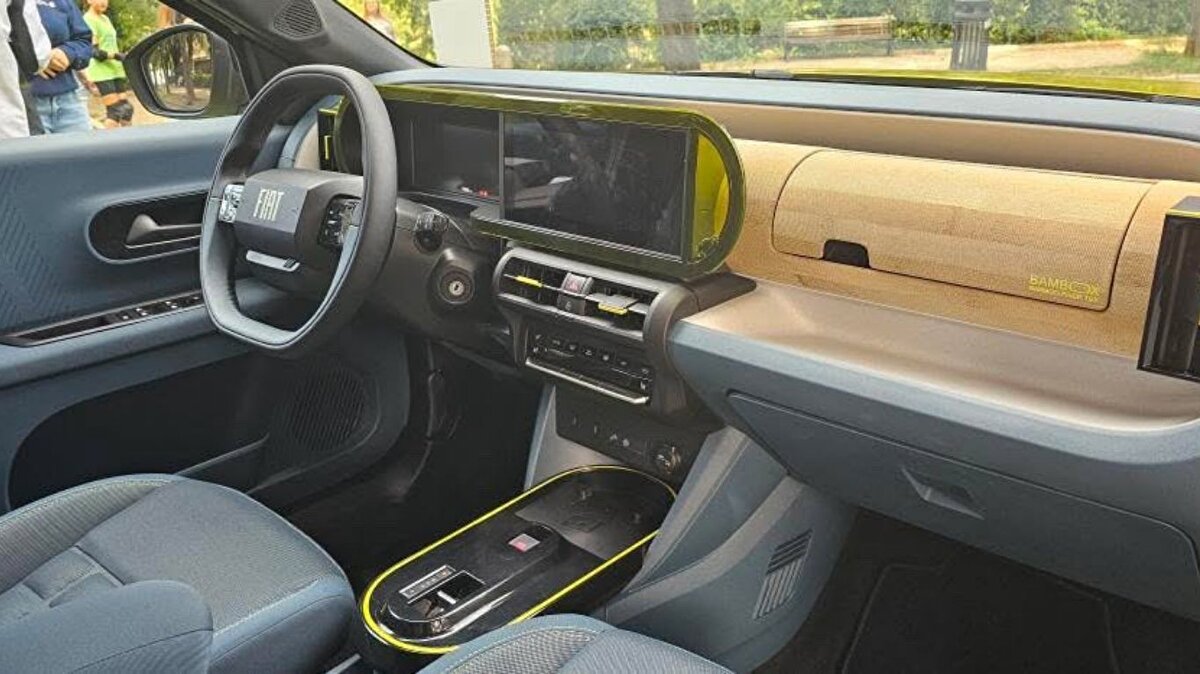 Tasarım Özellikleri<br><br>Fiat Panda, 3.99 metre uzunluğunda, 1.76 metre genişliğinde ve 1.58 metre yüksekliğinde kompakt bir yapıya sahip. İç tasarımda ise modern çizgiler ve 10 inç dijital gösterge ekranı dikkat çekiyor. Orta konsoldaki bilgi-eğlence sistemi ile yolculuklar daha eğlenceli ve teknolojik bir hâl alıyor.