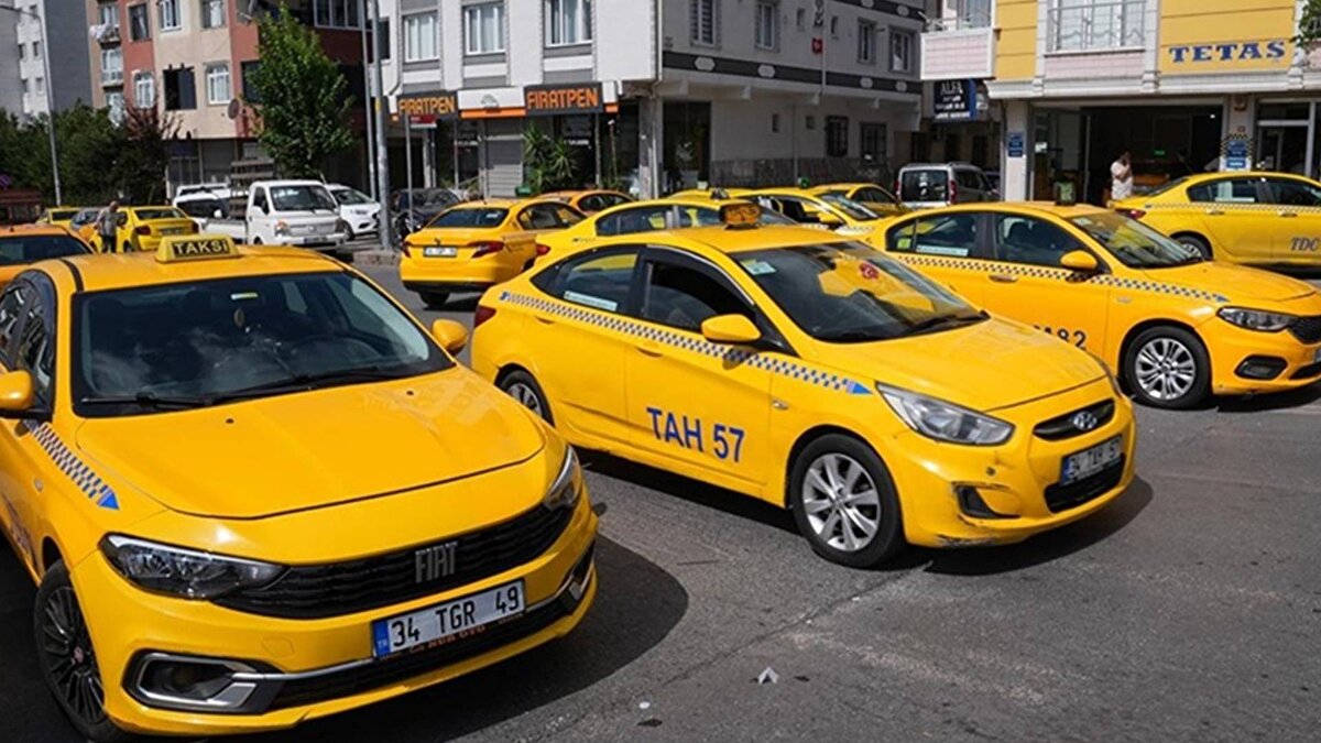 4 milyon lira üzerinden noter satışı gösterilip satılırsa ortaya çıkacak harç 120 bin lira olurken, 9 milyon 295 bin lira üzerinden gösterilip satış yapılırsa harç 278 bin 850 lira oluyor. Yani 158 bin liralık noter satış harcı yasa dışı olarak ödenmemiş oluyor ve para elden satıcıya teslim ediliyor. Taksi plakası pazarlaması yapan galericiler de SMS ile bu durumu açıklıyor.<br><br>Galeri işletmesi "Noter: 4 milyon TL'den. Noter satışı, oda, sicil, vergi dairesi kaydı, muamele ve trafik tescili kayıtları her şey dahil kirada 9 milyon 95 bin lira, hazırda 9 milyon 295 bin lira." SMS'ini attı.