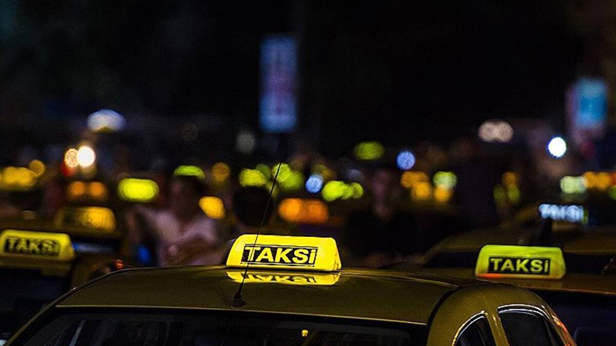 Taksi plakasını satarken alıcı olan taraf satış bedelinin yüzde 3'ü kadarını noter satışında ödemesi gerekiyor. Taksi plakası pazarlayan galericiler bu durumu suistimal ederek elden ödeme yaptırıp plaka fiyatını noter satışında 4 milyon lira gösterip, 9 milyon 295 bin liraya da plakayı satıyor.