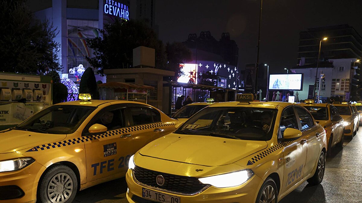 Yılbaşında devreye girecek olan vergi düzenlemesiyle birlikte taksici esnafı tedirgin oldu. Basit usulden gerçek usule geçecek olan ticari taksiler vergi yükü altında kontak açamaz duruma gelebilir. 