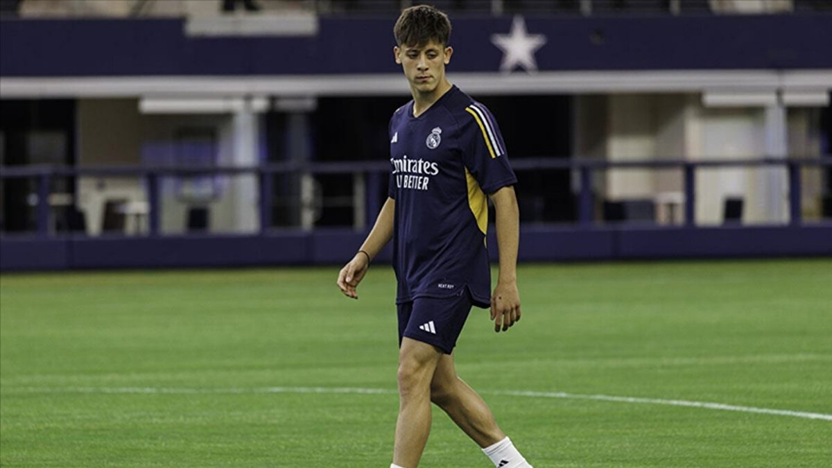 Başarılı çalıştırıcının yakın çevresine, milli yıldız için "Tıpkı Mesut Özil gibi bir dahi" dediği iddia edildi. 