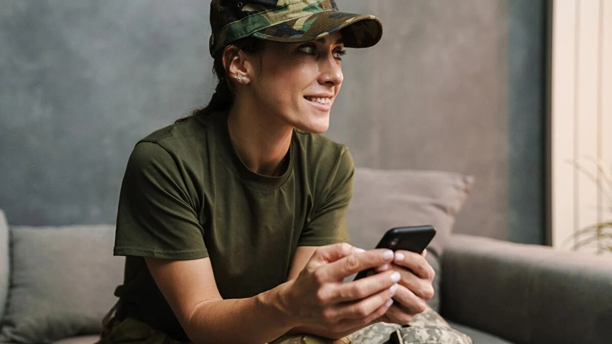 Bu başvuru, “kadınlara askerlik zorunluluğu mu geliyor?” tartışmalarını beraberinde getirdi. Sosyal medya kullanıcıları arasında farklı görüşler dile getirilirken, konunun toplumsal ve hukuki yönü üzerine değerlendirmeler yapıldı.