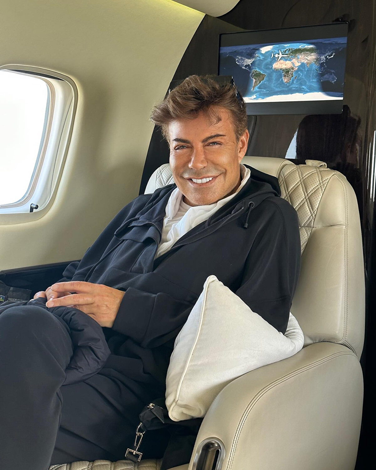 <br>Sanatçı, ilk albümü "Yaktı Yaktı"yı 1993 yılında yayımladı. 1995'teki "Sen İki Gözümsün" albümünde pop ve klasik şarkıları bir araya getirdi.