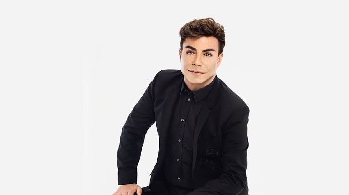 Fatih Ürek’in geçirdiği kalp krizi sonrası şu an yoğun bakımda olduğu ve hayati tehlikesinin devam ettiği bildiriliyor. Olayın ardından kalbi duran ve tekrar hayata döndürülen Ürek için kritik 6 saat süreci başladı.<br><br><br>