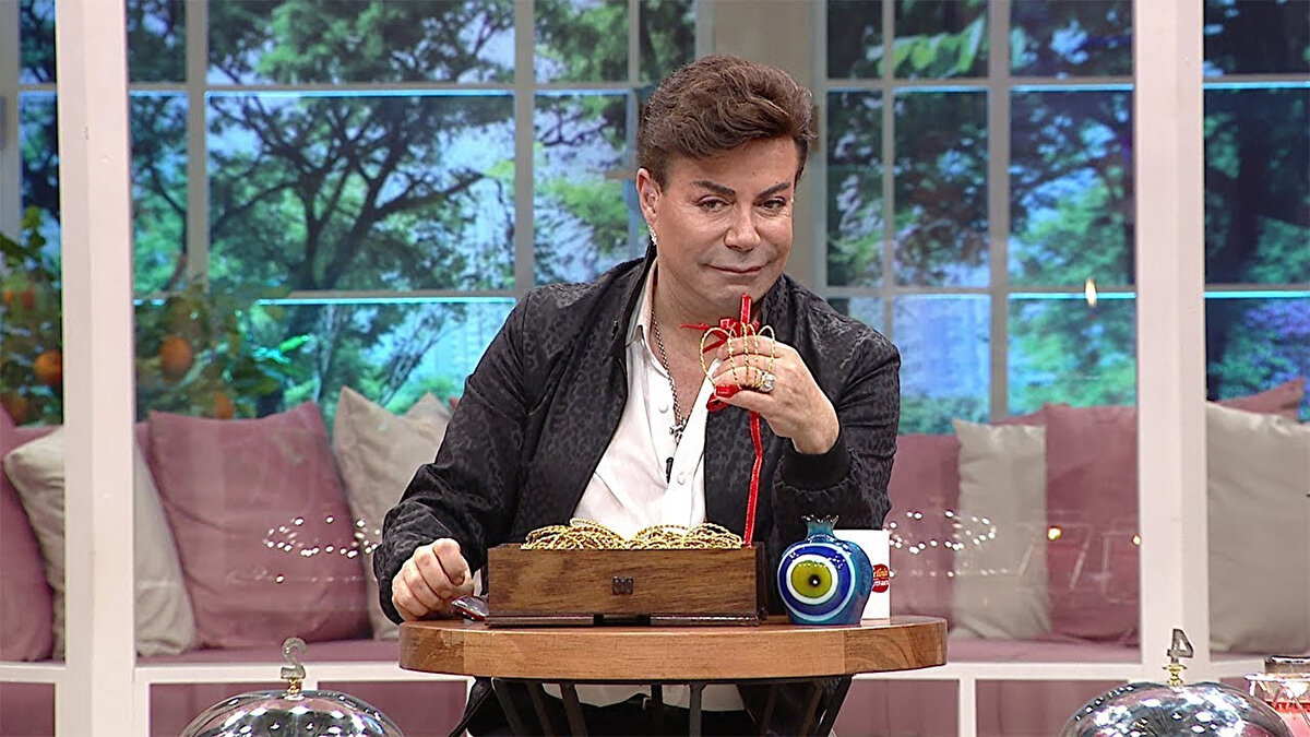 Fatih Ürek Kimdir, Nereli?<br>Fatih Ürek, 3 Nisan 1956 tarihinde Erzurum'da doğdu. Ailesi, kendisi henüz bir yaşındayken Bursa'ya göç etti. Gençlik yıllarını Bursa'da geçiren Ürek, müzik ve sahne sanatlarına olan tutkusuyla erken yaşta ses sanatçısı olmaya karar verdi. Müzik kariyerine Bursa'da Taylan Gazinosu'nda çalışarak başlayan sanatçı, daha sonra sahne hayatının kalbi olan İstanbul'a taşındı.