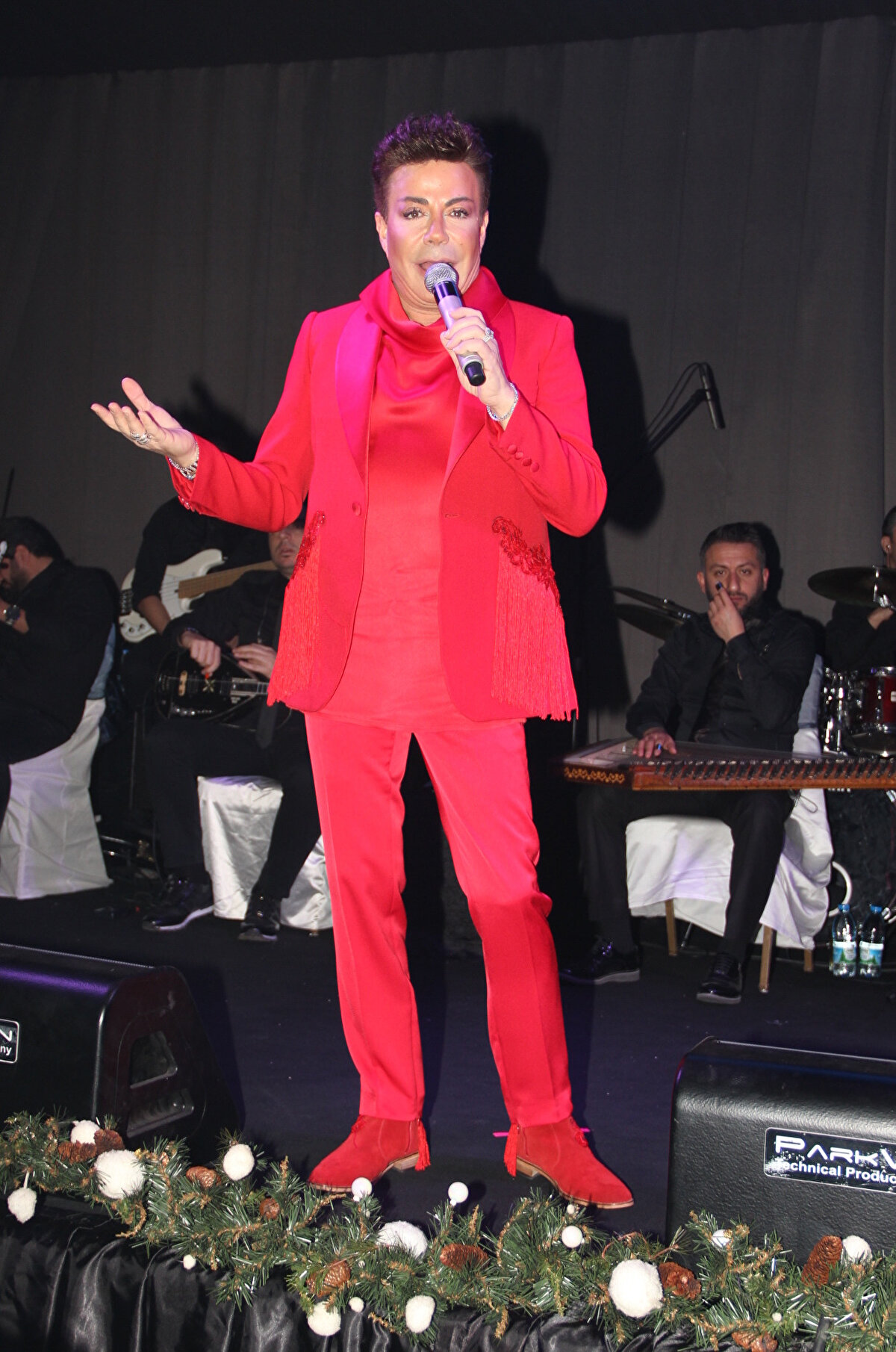 Fatih Ürek Kimdir, Nereli?<br>Fatih Ürek, 3 Nisan 1956 tarihinde Erzurum'da doğdu. Ailesi, kendisi henüz bir yaşındayken Bursa'ya göç etti. Gençlik yıllarını Bursa'da geçiren Ürek, müzik ve sahne sanatlarına olan tutkusuyla erken yaşta ses sanatçısı olmaya karar verdi. Müzik kariyerine Bursa'da Taylan Gazinosu'nda çalışarak başlayan sanatçı, daha sonra sahne hayatının kalbi olan İstanbul'a taşındı.<br>