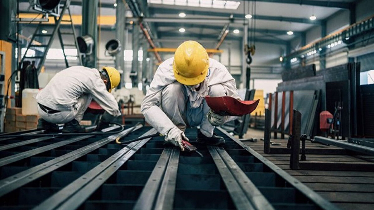 TÜİK verilerine göre, 2024 yılının ağustos ayında 15 milyon 904 bin 602 olan ücretli çalışan sayısı, 2025’in aynı döneminde 16 milyonu aşarak dikkat çekici bir seviyeye ulaştı. Ancak sektörel dağılımda farklı eğilimler gözlendi.