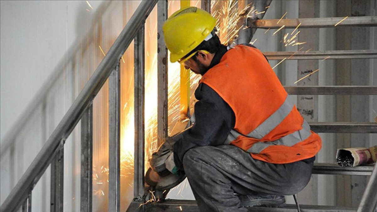 İnşaat sektörü istihdamda öne çıktı<br><br>İstihdam artışı en belirgin şekilde inşaat sektöründe yaşandı. Sektör, geçen yıla göre %7,2 büyüyerek 134 bin 733 kişiye yeni iş imkânı sağladı. Böylece inşaat sektöründeki toplam ücretli çalışan sayısı 2 milyon 11 bin 335 kişiye ulaştı.