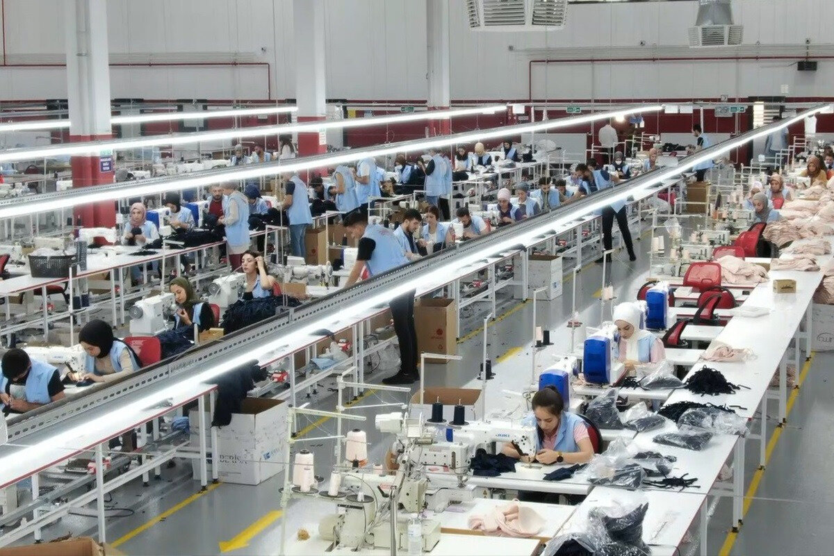 Ekonomide istihdam dengesi değişiyor<br><br>TÜİK verileri, Türkiye ekonomisinde sektörel istihdam dengesinin değişmeye başladığını gösteriyor. Sanayideki gerilemeye rağmen, inşaat ve hizmet sektörlerindeki istihdam artışı toplam ücretli çalışan sayısını 16 milyonun üzerine taşıdı.