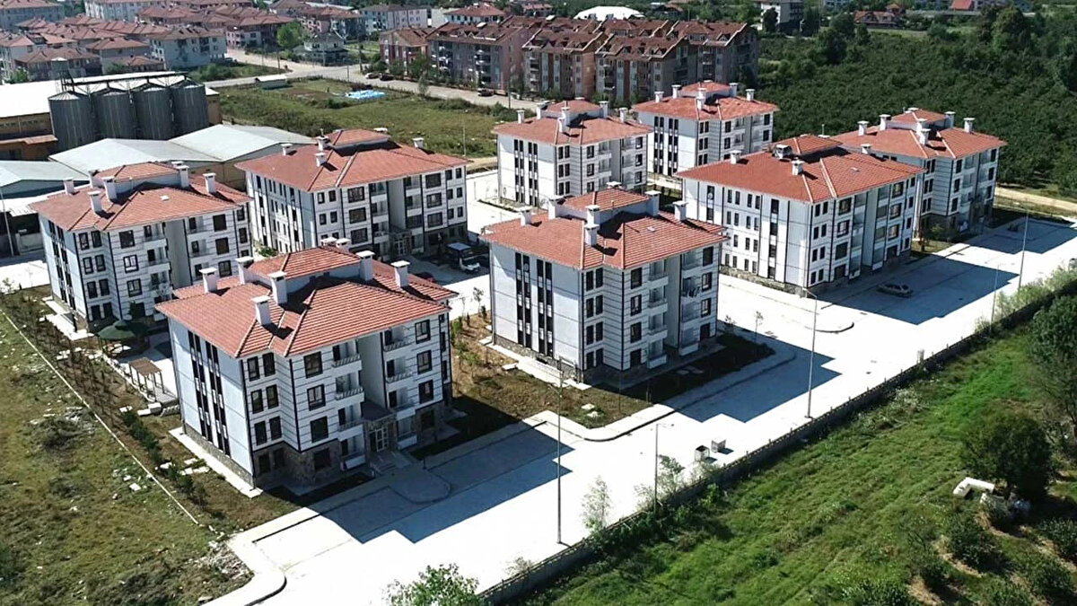 Kiralık sosyal konut dönemi başlıyor<br><br>Cumhurbaşkanı Erdoğan’ın açıklamasına göre, TOKİ tarihinde ilk kez kiralık sosyal konut uygulaması başlatılacak. Bu sayede dar gelirli vatandaşların barınma ihtiyacı daha uygun koşullarda karşılanacak. Proje kapsamında inşa edilecek kiralık konutlar, özellikle deprem bölgesinde hak sahibi olamayanlara ve dar gelirli ailelere öncelikli olarak tahsis edilecek.