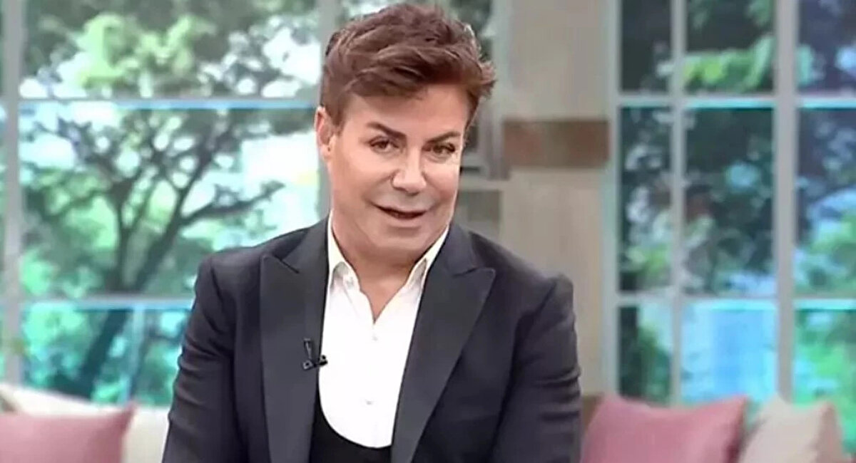 Fatih Ürek kimdir, nereli, kaç yaşında?<br><br>3 Nisan 1966 tarihinde Erzurum’da doğan Fatih Ürek, Türk fantezi ve pop müziğinin güçlü seslerinden biridir. Genç yaşlardan itibaren sahneye adım atan Ürek, yıllar içinde hem şarkıcılığı hem de televizyon programlarıyla geniş bir hayran kitlesine ulaşmıştır. Eğlenceli kişiliği, sahne enerjisi ve güçlü sesiyle tanınan sanatçı, aynı zamanda tiyatrocu ve sunucu kimlikleriyle de tanınır.<br><br>Uzun yıllardır televizyon dünyasında da yer alan Ürek, çeşitli eğlence programlarının sunuculuğunu üstlenmiş, şov dünyasındaki enerjik tavırlarıyla dikkat çekmiştir.