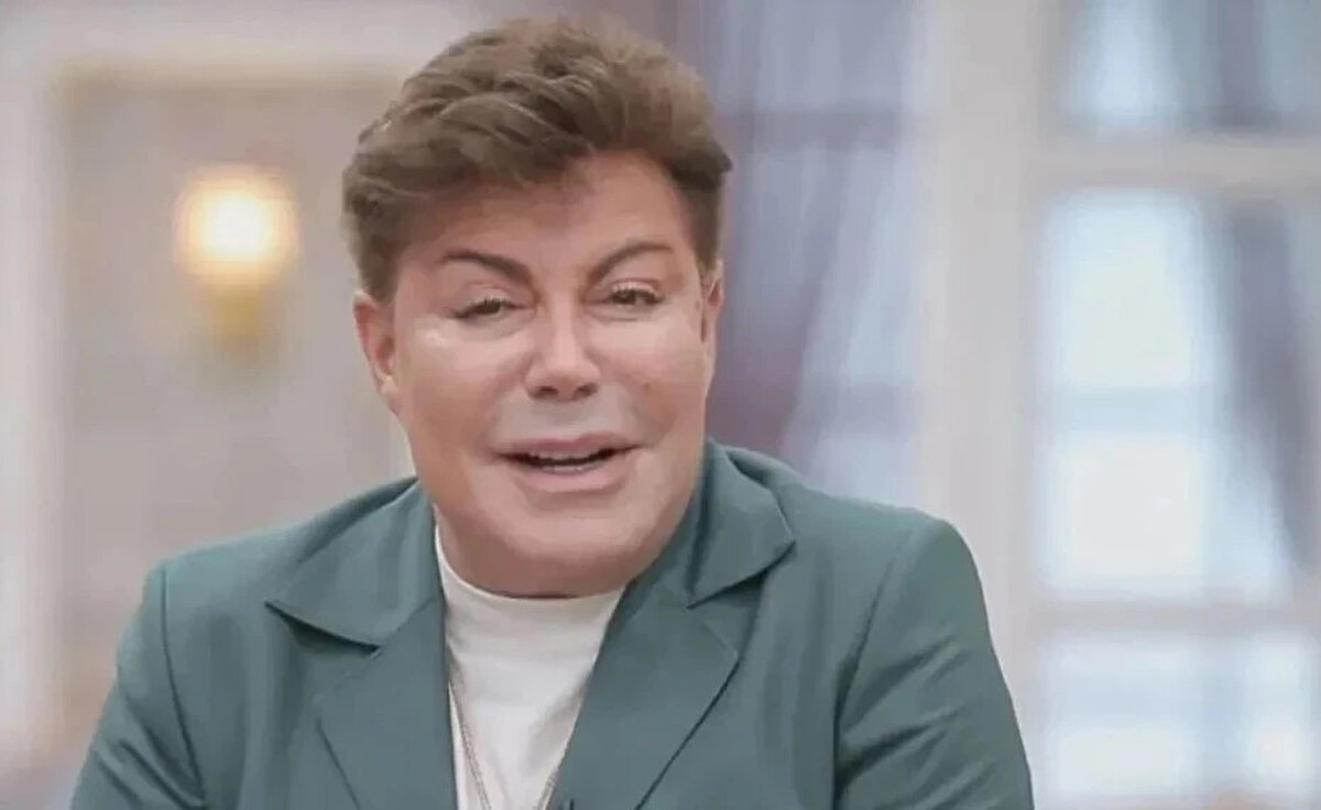 Fatih Ürek’in sağlık durumu nasıl?<br><br>Ünlü şarkıcı Fatih Ürek, 15 Ekim 2025 tarihinde evinde geçirdiği kalp krizi sonrası acil olarak hastaneye kaldırıldı. Sağlık ekiplerinin hızlı müdahalesiyle kalbi yeniden çalıştırılan sanatçı, yoğun bakıma alındı.<br>Hastaneden yapılan ilk açıklamalara göre Ürek’in sağlık durumu ciddiyetini koruyor ve tedavisine yoğun bakımda devam ediliyor. <br><br>Hastaneden yapılan son açıklamaya göre, Fatih Ürek evinde geçirdiği ani rahatsızlık nedeniyle kalp durması yaşamıştı. Sağlık ekiplerinin yaklaşık 20 dakika süren kalp masajı (CPR) müdahalesi sonucunda ünlü sanatçının kalbi yeniden çalıştırıldı. Ardından acil olarak yapılan anjiyoplasti operasyonuyla tıkanan damarın tamamen açıldığı bildirildi.