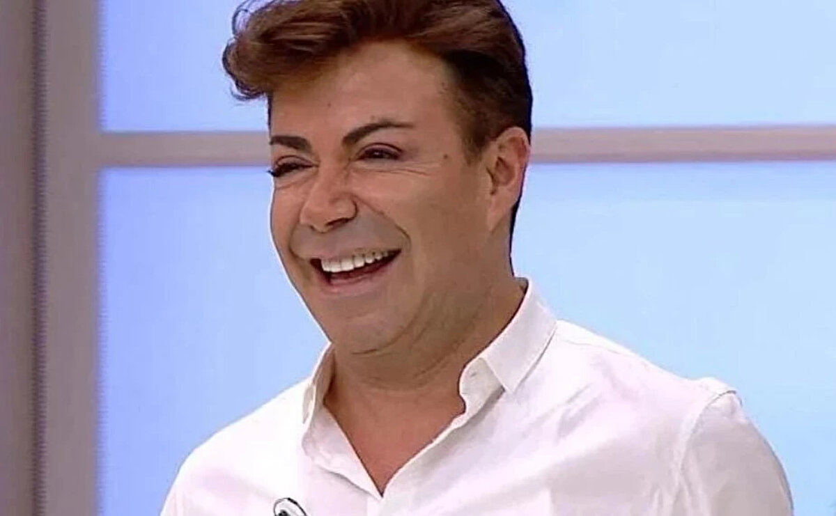 Fatih Ürek’in müzik kariyeri ve albümleri<br><br>Fatih Ürek, müzik kariyerine 1990’lı yıllarda adım atmış ve kısa sürede büyük bir çıkış yakalamıştır. Sanatçının en çok bilinen şarkıları arasında “Sus”, “Hadi Hadi”, “Hayde” ve “Afra Tafra” yer almaktadır.<br><br>Öne çıkan albümleri ise şu şekildedir:<br><br>Yaktı Yaktı (1993)<br><br>Sen İki Gözümsün (1995)<br><br>Sus (2008)<br><br>Hala Hala (2009)<br><br>Alırım Aklını (2010)<br><br>Hayde (2011)<br><br>Altın Çağ (2015)<br><br>Gelin Görümce (2024, EP)<br><br>Özellikle “Sus” albümündeki parçalar, sanatçının müzik kariyerinde önemli bir dönüm noktası olmuştur. Son yıllarda “Vay Haline” ve “Afra Tafra” gibi single’larla da müzik listelerinde adından söz ettirmiştir.