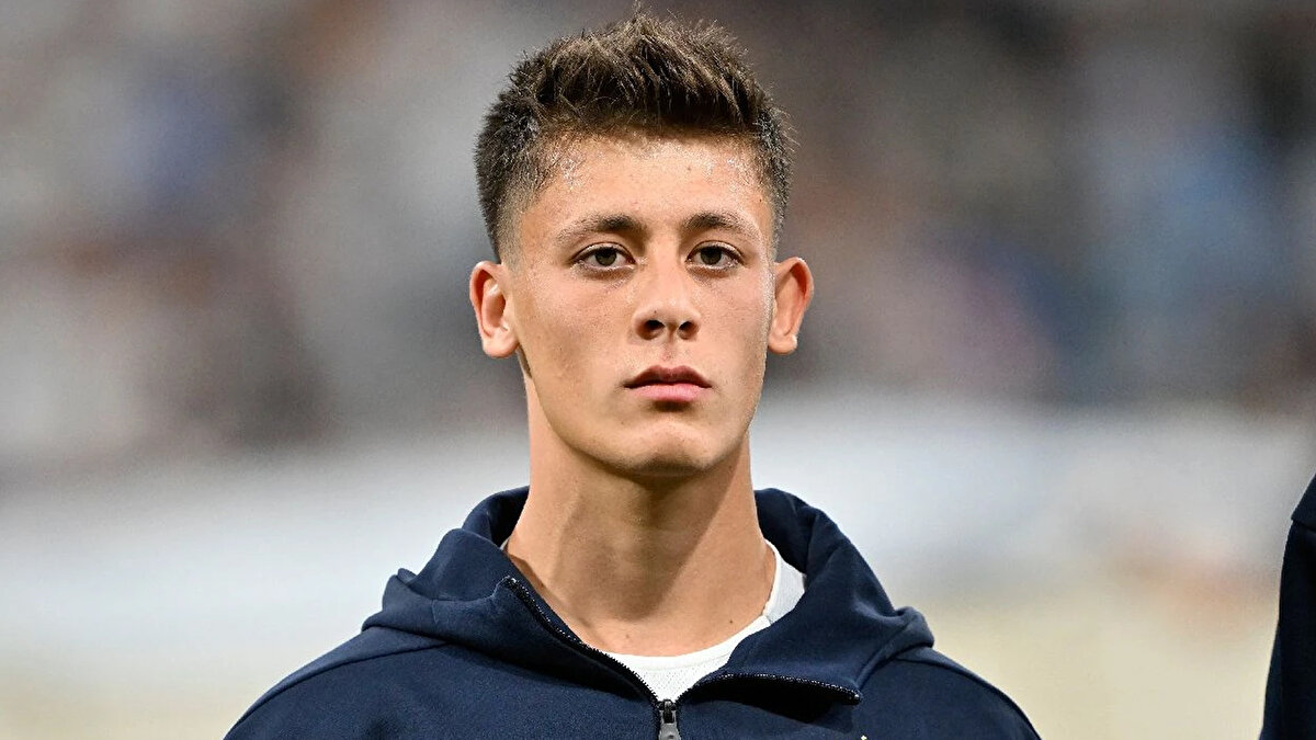 "İLK ANTRENMANDA BU SEVİYEDE OYNAYABİLECEK KALİTEDE OLDUĞUMU DÜŞÜNDÜM"<br><br>“Real Madrid’e transfer olduğumda, dünyanın en büyük kulübüne adım attığımın farkındaydım. Ancak ilk antrenmandan itibaren, bu seviyede oynayabilecek kaliteye sahip olduğumu hissettim."<br>