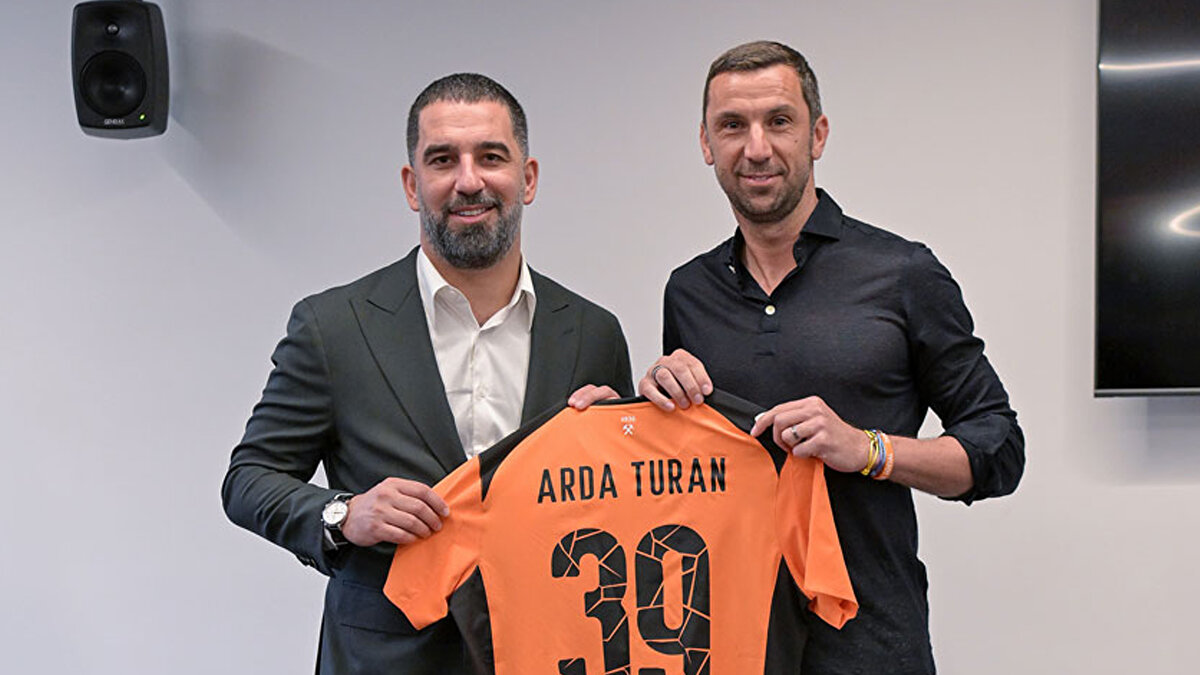 Ukrayna liginde takımını liderlik koltuğuna oturtan genç teknik adam performansıyla alkış alıyor. 