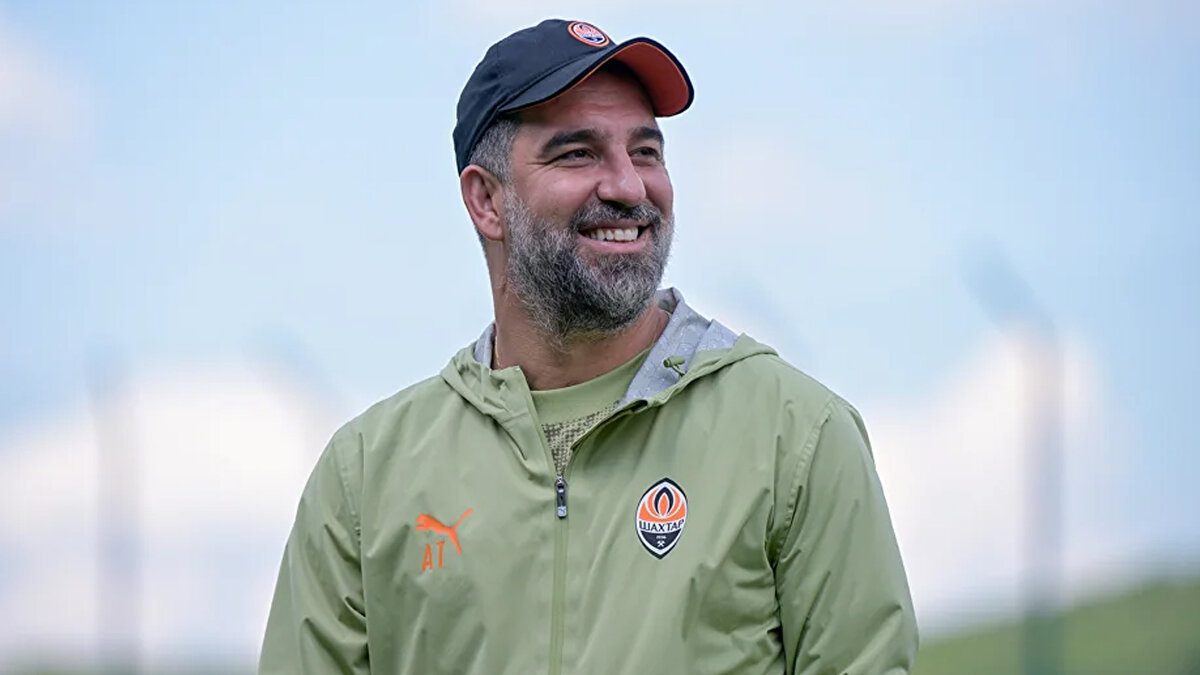 Eyüspor'u çalıştırdıktan sonra Ukrayna ekibi Shakhtar Donetsk'in teknik direktörü olan Arda Turan, burada da dikkat çekiyor. 