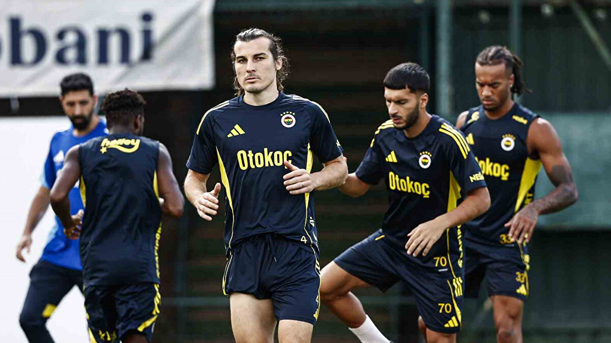 GERÇEK ORTAYA ÇIKTI<br><br>Mourinho'nun ortaya çıkan kamp programında bazı günler çift idman olduğu görülüyor. Her ne kadar kamp programı çift antrenman olarak gözükse de, sadece 1 gün haricinde antrenman zeminindeki sorunlar ve maç takvimi sebebiyle günde 1 antrenman yapıldığı ortaya çıktı.<br><br>