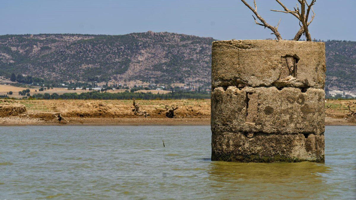 İzmir'de su sorunu devam ediyor. 6 Ağustos'tan itibaren 23.00 ile 05.00 saatleri arasında su kesintileri başlamış, 3 günde bir yapılan kesintiler 9 Eylül'den itibaren 2 günde bir uygulanmaya başlanmıştı. İzmir'in merkez ilçelerinde, azalan su kaynakları nedeniyle 6 Ağustos'ta başlayan planlı su kesintileri 31 Ekim'e kadar devam edecek. İlk gruptaki ilçelerde tek günlerde, ikinci gruptaki ilçelerde ise çift günlerde kesinti yapılacak. Peki planlı kesintiler hangi ilçeleri kapsıyor? Birinci ve ikinci grup ilçeler hangileri?