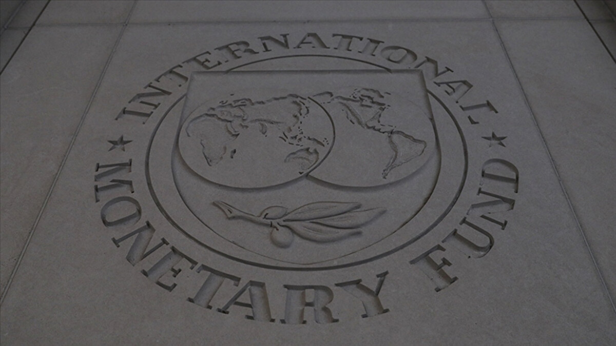 Raporda, bu ülkelerin politika seçenekleri ve finansmana erişimlerinin sınırlı olduğu belirtilerek, 55 ülkenin borç oranları çoğu zaman GSYH'nin yüzde 60'ının altında olmasına rağmen borç sıkıntısı yaşadığı veya yüksek risk altında olduğu ifade edildi.Mevcut durumun ötesinde mali risklerin giderek büyüdüğüne işaret edilen raporda, kamu borcu dinamiklerinin son yıllarda büyük ölçüde değiştiği aktarıldı.