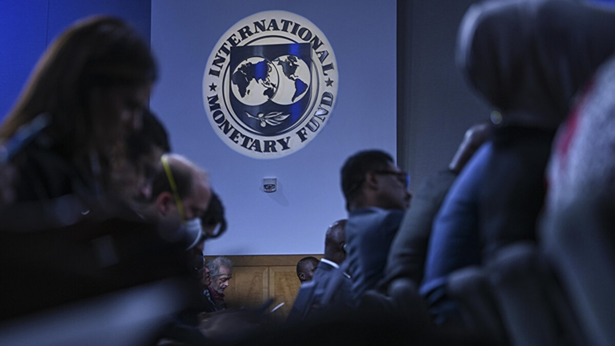 Buna karşın birçok gelişmekte olan piyasa ve düşük gelirli ülkenin borç seviyelerinin görece düşük olmasına rağmen çok daha zorlu mali koşullarla karşı karşıya olduğuna vurgu yapılan raporda, kamu borcunun GSYH'ye oranı yüzde 60'ının altında olan ülke sayısının 2021'de 100'ün üzerine çıktığı, bu sayının artmaya devam etmesinin beklendiği ancak bu ülkelerin dünya ekonomisindeki payının yüzde 30'un altında olduğu kaydedildi.