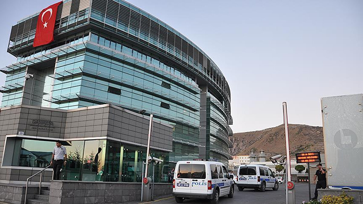 Yasa dışı bahis operasyonu kapsamında Mart ayında Tasarruf Mevduatı Sigorta Fonu’na (TMSF) devredilen BankPozitif, beklenen kararla satışa çıkarıldı.TMSF, kamuoyuna yaptığı duyuru ile bankanın toplam yüzde 97 oranındaki hissesinin el değiştireceği ihale başlattığını açıkladı.