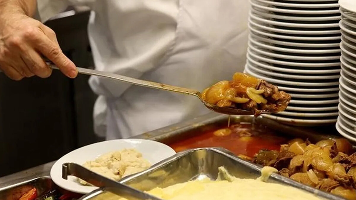 58 yıldır Beyoğlu Asmalı Mescit'te yer alan 'Tarihi Şahin Lokantası', geleneksel Türk mutfağının vazgeçilmez adreslerinden biri olarak gösteriliyordu. Lezzetleriyle müdavimlerinin uğrak noktası olan mekan, artan maliyetler, yüksek kira bedelleri ve düşen müşteri trafiği nedeniyle zor zamanlar geçiriyordu.