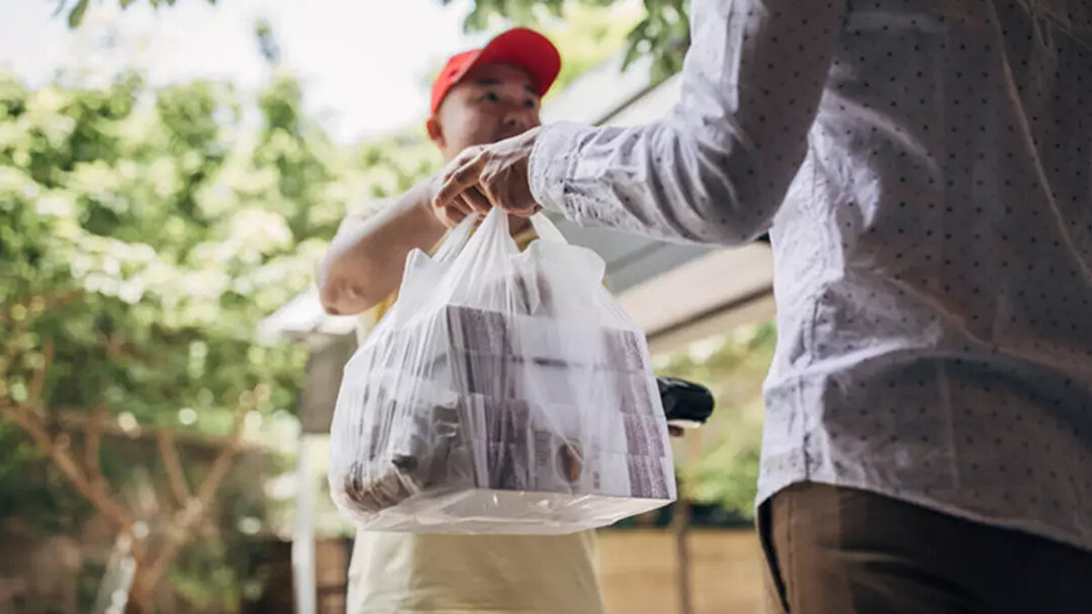 Toplamda tam 1095 kez bu yöntemi kullanan uyanık dolandırıcı, özellikle yılan balığı, biftek ve dondurma gibi yüksek fiyatlı ürünleri tercih ediyordu. Yakalanmaktan kaçmak ve sistemden atılmamak için ise tam 124 adet sahte hesap açtı. Uydurma isim ve adreslerle kayıt olan dolandırıcı, sahte bilgilerle ön ödemeli telefon kartları alıp hemen iptal etme yöntemini bile kullandı.