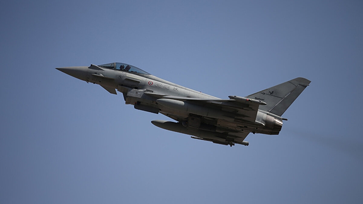 Alman Hükümet Sözcüsü Stefan Kornelius, geçtiğimiz temmuz ayında yaptığı açıklamada, Der Spiegel dergisinin Federal Güvenlik Konseyi’nin Türkiye’nin 40 adet Eurofighter savaş uçağı için yaptığı ön talebi onayladığına ilişkin habere değinerek, "Alman hükümetinin sanayiden gelen bir ön talebe olumlu cevap verdiğini teyit edebilirim" ifadelerini kullanmıştı.