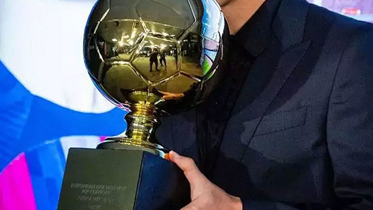 Ayrıca jüri tarafından belirlenen "Wild Card" kategorisinde 5 genç oyuncu daha listeye dahil edildi:<br><br>• Jobe Bellingham (Borussia Dortmund)<br>• Francesco Pio Esposito (Inter FC)<br>• Rodrigo Mora (FC Porto)<br>• Giovanni Leoni (Liverpool FC)<br>• Aleksandar Stanković (Club Brugge)<br><br>Golden Boy 2025 ne zaman açıklanacak?<br><br>Golden Boy 2025'in kazananı kasım ayında açıklanacak.