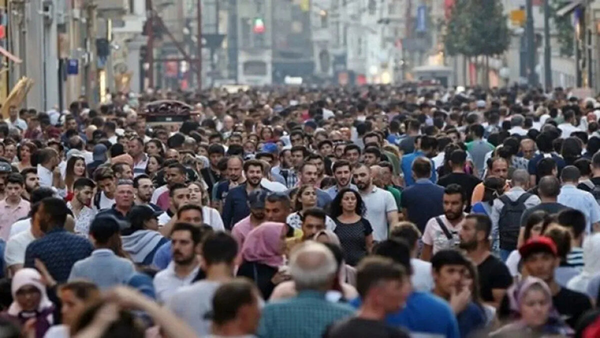 Bir ilçe nasıl il olabilir?<br><br>Bir ilçenin il statüsü kazanması, belirli nüfus, coğrafi ve ekonomik şartları karşılamasına ve ardından Türkiye Büyük Millet Meclisi'nin (TBMM) yasal onayına bağlıdır. Genel olarak bir ilçenin il olabilmesi için nüfusunun en az 100.000 olması, mevcut il merkezine en az 30 km uzaklıkta bulunması, gelişmiş bir ekonomik yapıya ve yeterli şehirleşme düzeyine sahip olması gibi kriterler aranır. Bu şartları sağlayan ilçeler, milletvekilleri tarafından sunulan kanun teklifinin TBMM'de kabul edilmesi ve Cumhurbaşkanı onayıyla Resmi Gazete'de yayımlanmasıyla resmen il olur.